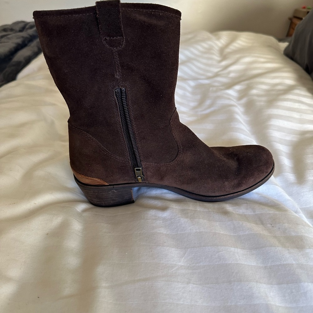 Chocolate brown suede UGG boots with Sherling inner lining